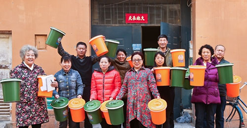 社區(qū)免費(fèi)分發(fā)塑料垃圾桶 加強(qiáng)分類環(huán)保意識