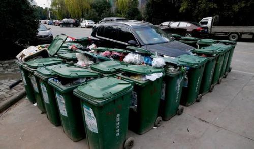 汽車被垃圾桶包圍是被惡搞還是得罪人了？