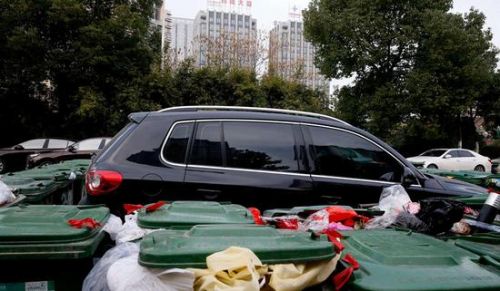 汽車被垃圾桶包圍是被惡搞還是得罪人了？