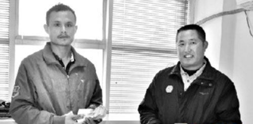  摩的師傅垃圾桶撿到萬(wàn)元現(xiàn)金，拾金不昧送還失主